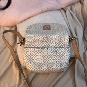 Crossbody bag Tommy beige good conditions barely used.